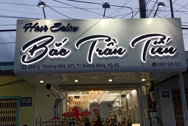 Biển chữ nổi kết hợp cùng đèn led