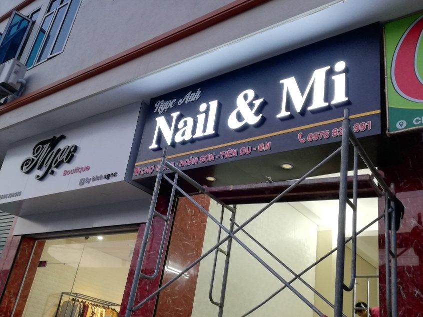 biển quảng cáo âm bản
