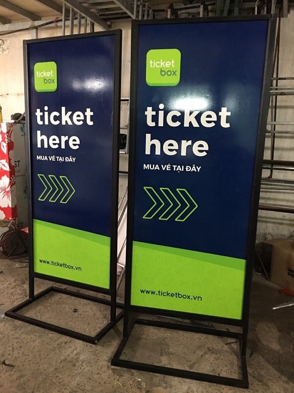 Biển khung sắt mica đứng